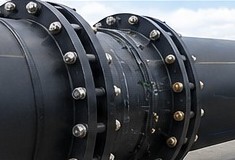 Wetpipe HDPE flanged joint connecting PE100 pipe sections with bolted flange assembly